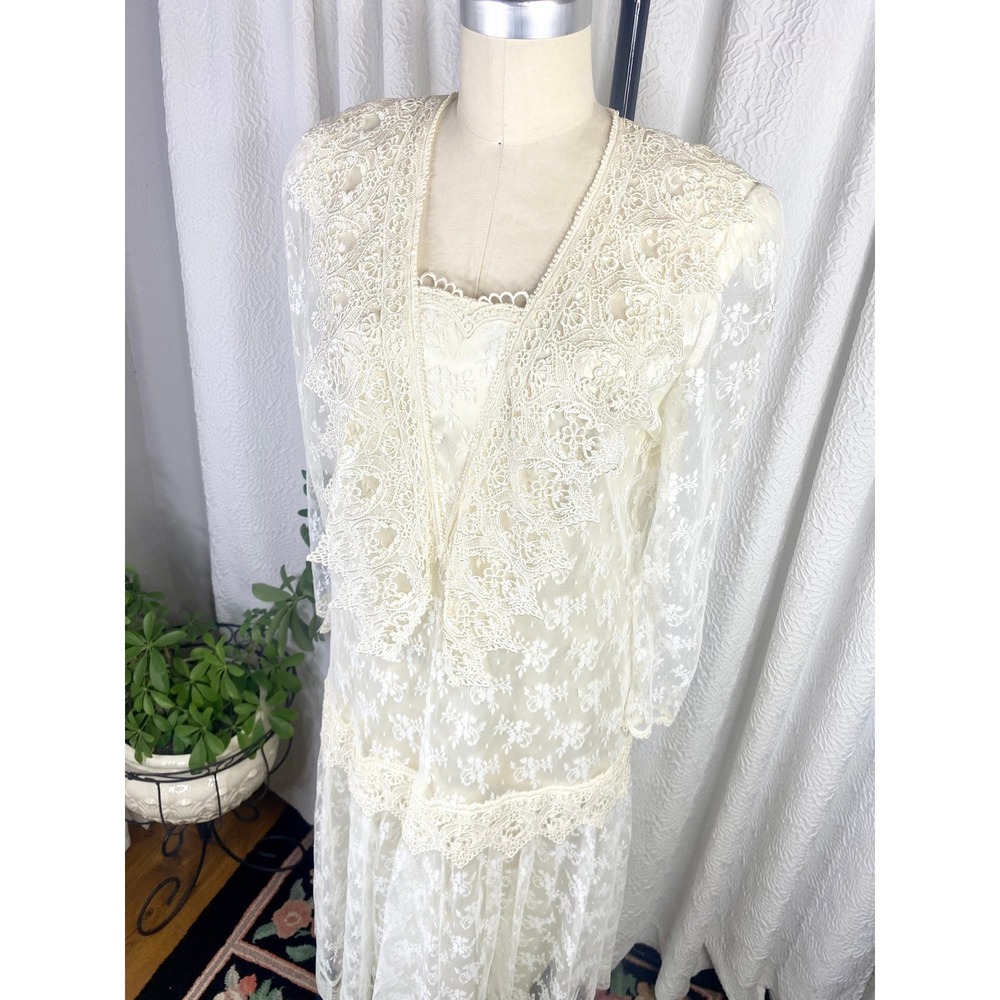 Vintage 1980s White Lace Drop Waist Wedding Dress, Size Medium - Picture 4 of 11
